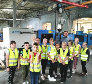 DZIECI-W-OKPOL-DO-PUBL-11-min-300x274 Dzieci w firmie OKPOL